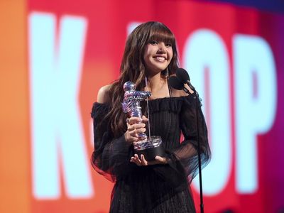 Senyum Semringah Lisa Menang Best K-pop MTV VMA 2024