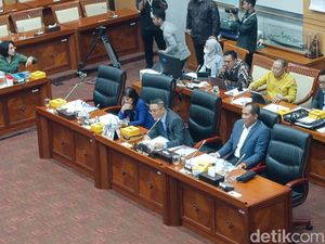 Momen Sugiono Grogi Pimpin Rapat Terakhir Komisi I DPR dengan Menlu Retno