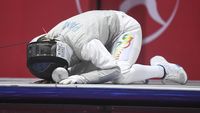 Sujud Syukur Atlet Anggar Saat Berhasil Raih Emas PON XXI