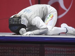 Sujud Syukur Atlet Anggar Saat Berhasil Raih Emas PON XXI