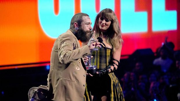 ELMONT, NEW YORK - SEPTEMBER 11: (L-R) Post Malone and Taylor Swift accept the Best Collaboration award for 