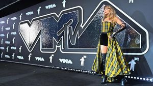 Foto: Artis Berbusana Terbaik di MTV VMA 2024, Taylor Swift Bak Ratu Punk
