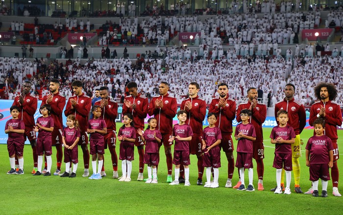 Soccer Football - World Cup - AFC Qualifiers - Group A - Qatar v United Arab Emirates - Ahmad bin Ali Stadium, Al Rayyan, Qatar - September 5, 2024 Qatar players applaud before the match REUTERS/Ibraheem Al Omari