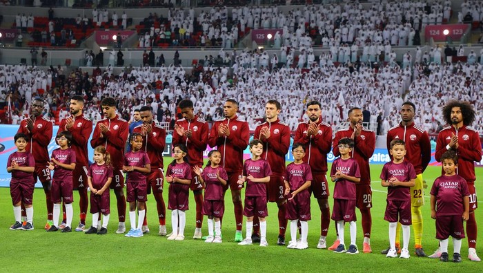 Soccer Football - World Cup - AFC Qualifiers - Group A - Qatar v United Arab Emirates - Ahmad bin Ali Stadium, Al Rayyan, Qatar - September 5, 2024 Qatar players applaud before the match REUTERS/Ibraheem Al Omari