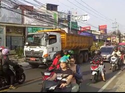 Truk Sampah Mogok di Jalan Raya Sawangan Sempat Bikin Lalin Macet
