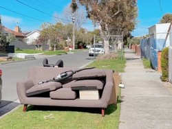 Tips Jitu Bersihkan Sofa Basah yang Terendam Banjir