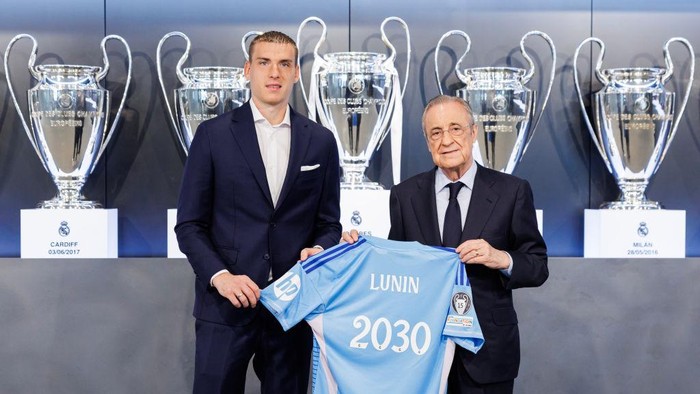 MADRID, SPAIN - SEPTEMBER 13: Andriy Lunin, player of Real Madrid, and Florentino Pérez pose as they celebrate his contract extension at at Valdebebas training ground on September 13, 2024 in Madrid, Spain. (Photo by Antonio Villalba/Real Madrid via Getty Images)