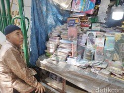 Prinsip dan Kesetiaan Aslah Jualan Buku di Tengah Gempuran Teknologi