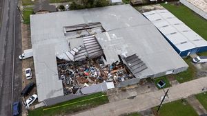 Badai Hantam Louisiana AS, Toko Barang Bekas Jadi Korban