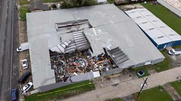 Badai Hantam Louisiana AS, Toko Barang Bekas Jadi Korban
