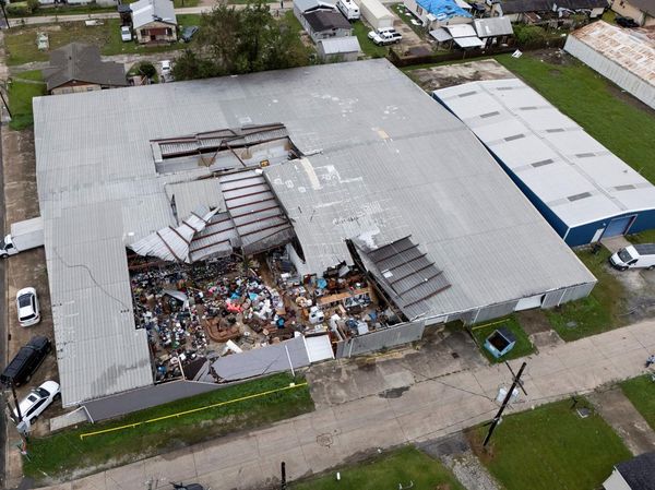 Badai Hantam Louisiana AS, Toko Barang Bekas Jadi Korban