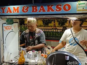 Gaya Punk Edy Saat Jualan Mi Ayam Curi Perhatian