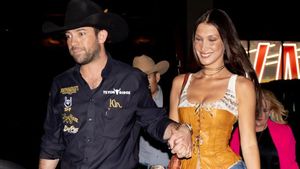 Foto: Penampilan Bella Hadid & Pacarnya Adan Banuelos Bak Koboi di Dunia Nyata