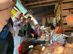 Blusukan ke Pasar Rembang, Vivit Dengarkan Keluhan Pedagang-Pembeli