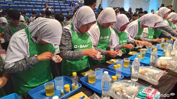 Eksperimen Kimia di Acara BASF Kids' Lab 2024