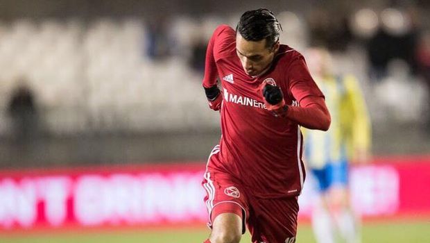 Ezra Walian semasa membela Almere City di 2018.