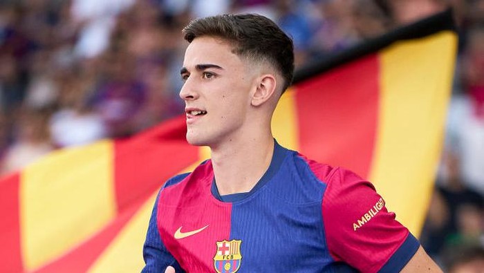 BARCELONA, SPAIN - AUGUST 12: Pablo Gavi of FC Barcelona enters the pitch ahead of the Trofeu Joan Gamper match between FC Barcelona and AS Monaco at Estadi Olimpic Lluis Companys on August 12, 2024 in Barcelona, Spain. (Photo by Manuel Queimadelos/Quality Sport Images/Getty Images)