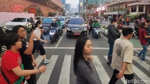 Hiruk Pikuk Komuter Ibu Kota Jelang Long Weekend