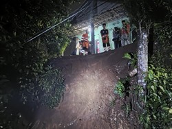 Longsor Sempat Tutup Akses Jalan Warga di Rancamaya Bogor