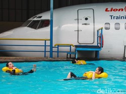 Tak Hanya Tangkas di Udara, Pramugari Dituntut Jago di Air