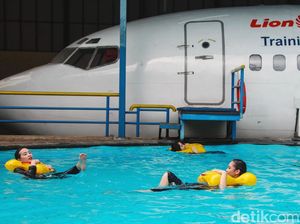 Tak Hanya Tangkas di Udara, Pramugari Dituntut Jago di Air Tak Hanya Tangkas di Udara, Pramugari Dituntut Jago di Air
