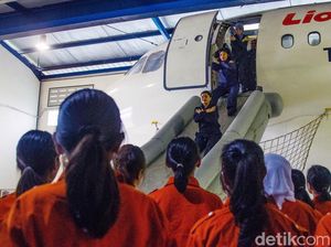Melihat Simulasi Evakuasi Pramugari