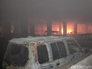 Kebakaran di Pasar Baru Comboran Kota Malang, Belasan Mobil Ikut Terbakar