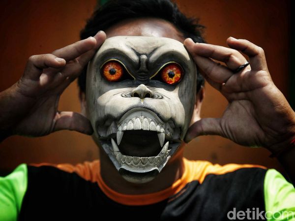 Keren! Limbah Kayu Disulap Jadi Topeng