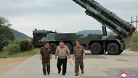Kim Jong Un Pamer Peluncur Roket Ganda Super Besar Terbaru