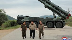 Kim Jong Un Pamer Peluncur Roket Ganda Super Besar Terbaru