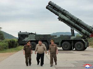 Kim Jong Un Pamer Peluncur Roket Ganda Super Besar Terbaru