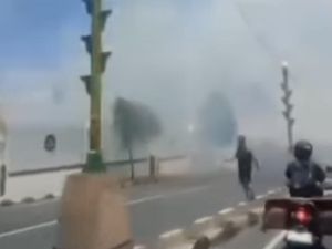 Lahan Dekat Kantor Disporapar Parepare Terbakar, Asap Tebal Ganggu Pengendara Lahan Dekat Kantor Disporapar Parepare Terbakar, Asap Tebal Ganggu Pengendara