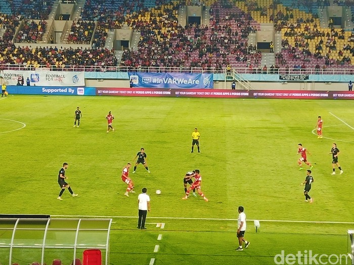 Laga Persis Solo melawan Madura United pada pekan keempat Liga 1 2024/2025, di Stadion Manahan Solo, Jumat (12/9/2024).
