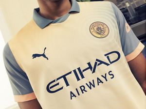 Man City Rilis Jersey Perayaan 30 Tahun Album Debut Oasis Man City Rilis Jersey Perayaan 30 Tahun Album Debut Oasis