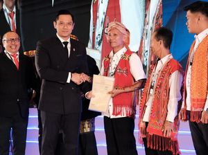 Kata Warga Adat Kapuas Hulu Usai Terima Sertifikat Tanah Ulayat dari AHY Kata Warga Adat Kapuas Hulu Usai Terima Sertifikat Tanah Ulayat dari AHY