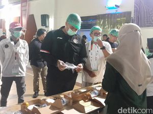 Menpora Dito Tinjau Pengemasan Konsumsi PON Sumut Menpora Dito Tinjau Pengemasan Konsumsi PON Sumut