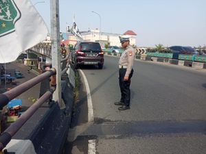 Kronologi Mobil Jumping hingga Nyaris Jatuh dari Flyover Ciputat Kronologi Mobil Jumping hingga Nyaris Jatuh dari Flyover Ciputat