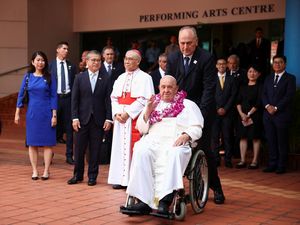 Paus Fransiskus Hadiri Pertemuan Antar Agama di Catholic Junior College