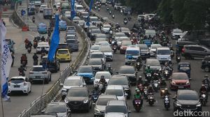 Penampakan Macet di Jalan KH Abdullah Syafei Jelang Long Weekend