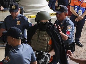 Pendeta Filipina Pakai Helm-Rompi Anti Peluru Saat Diadili Soal Perdagangan Seks Pendeta Filipina Pakai Helm-Rompi Anti Peluru Saat Diadili Soal Perdagangan Seks