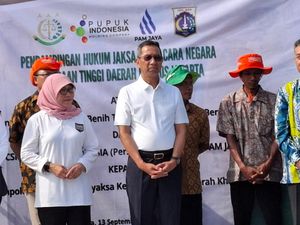 Heru Budi Serahkan 18 Ton Pupuk dan 1 Juta Bibit Sayur ke Petani di Jaksel Heru Budi Serahkan 18 Ton Pupuk dan 1 Juta Bibit Sayur ke Petani di Jaksel