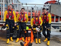 Dilaporkan Ada Tubuh Mengambang di Laut, Saat Diselamatkan Ternyata Bukan