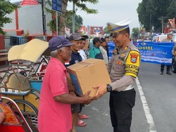Tukang Becak-Supeltas Dapat Bansos di Hari Lalu Lintas Bhayangkara