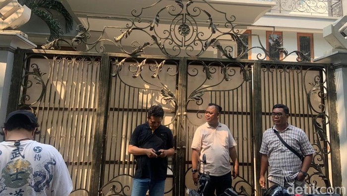Polres Metro Jakarta Pusat memeriksa kantor perusahaan anime di Menteng yang disangka  melaksanakan kekerasan dan eksploitasi terhadap karyawannya.