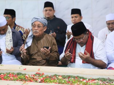 Potret Rano Karno Ziarah ke Makam Ulama Betawi Buya Zayadi