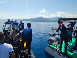 Mayat Pria Misterius Ditemukan Mengapung di Laut Mamuju, Polisi Evakuasi