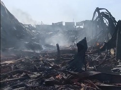 Hampir 24 Jam, Kebakaran Pabrik Plastik di Gresik Belum Padam