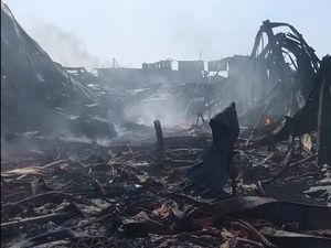 Hampir 24 Jam, Kebakaran Pabrik Plastik di Gresik Belum Padam Hampir 24 Jam, Kebakaran Pabrik Plastik di Gresik Belum Padam