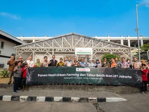 PT LRT Jakarta Gelar Panen Hasil Urban Farming-Tabur Benih Ikan di Depo