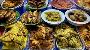 Lamak Bana! Nasi Padang Batusangkar pakai Ikan Bilis dan Karapuak Cagau